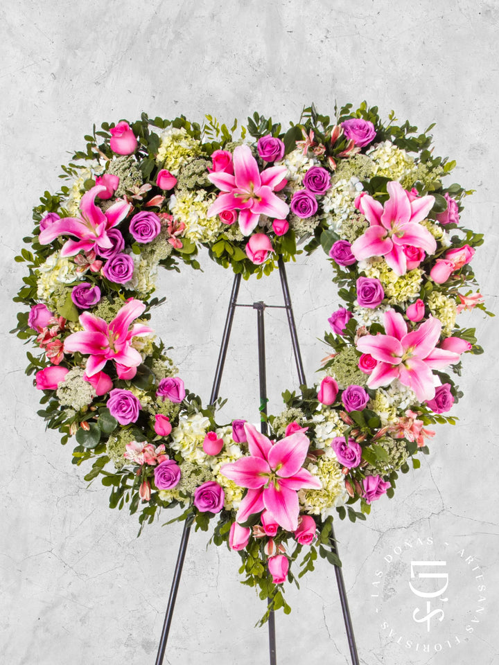 Corona de Corazón con Hortensias, Rosas Lilas y Rosas Rosadas arreglo de condolencias con 48 rosas lilas y rosadas