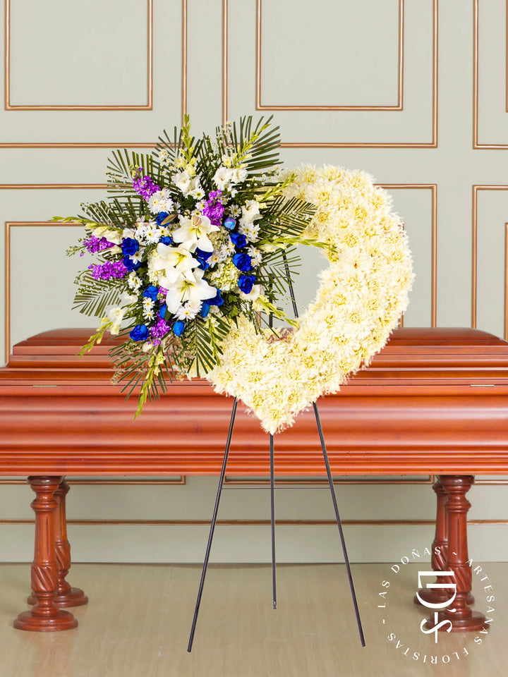 Corona de Corazón con Rosas Azules y Liliums arreglo de condolencias con 24 rosas azules