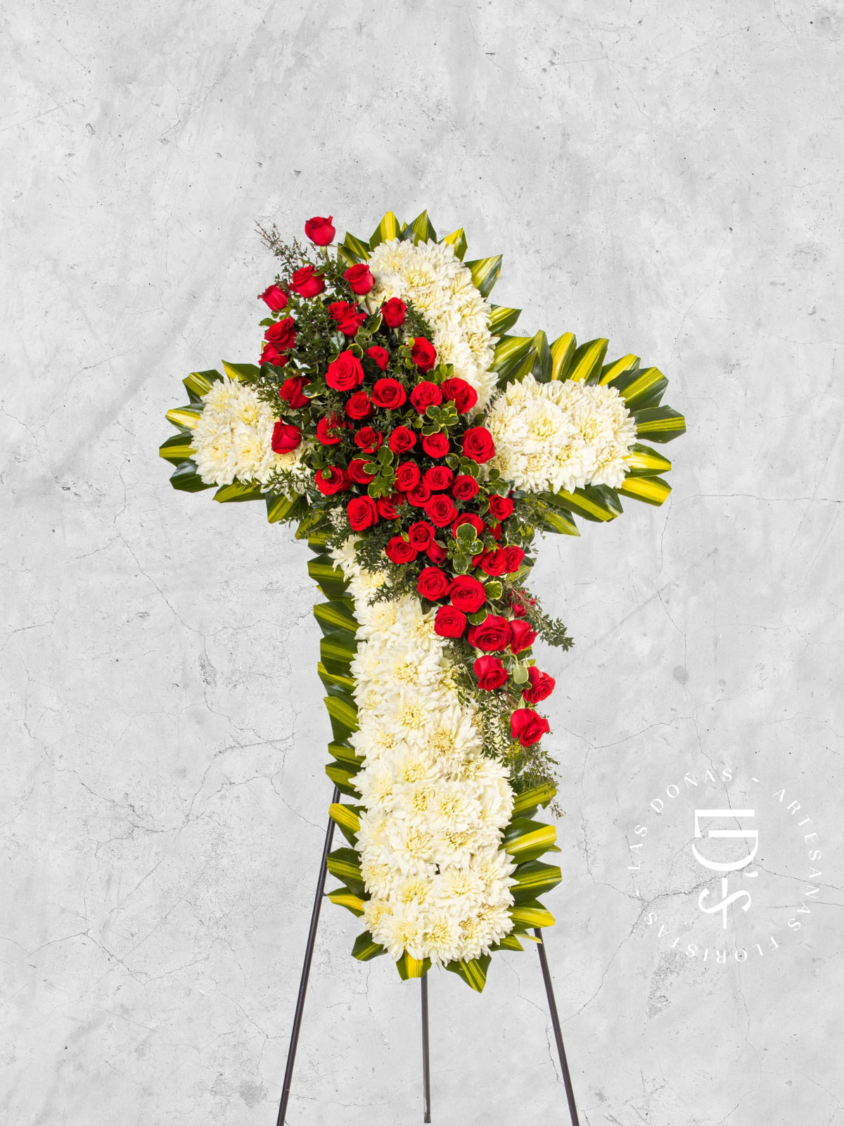 Cruz de Condolencias de Rosas Rojas y Follaje arreglo de condolencias con 40 rosas rojas