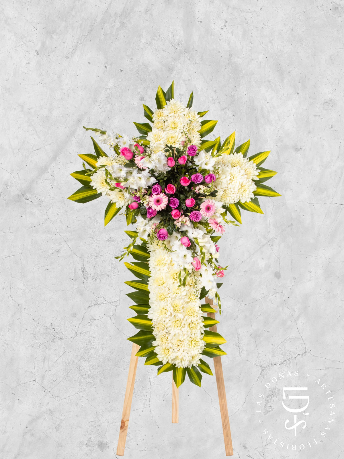 Cruz de Condolencias de Rosas Rosadas y Lilas con Gerberas arreglo de condolencias con 24 rosas lilas y rosadas