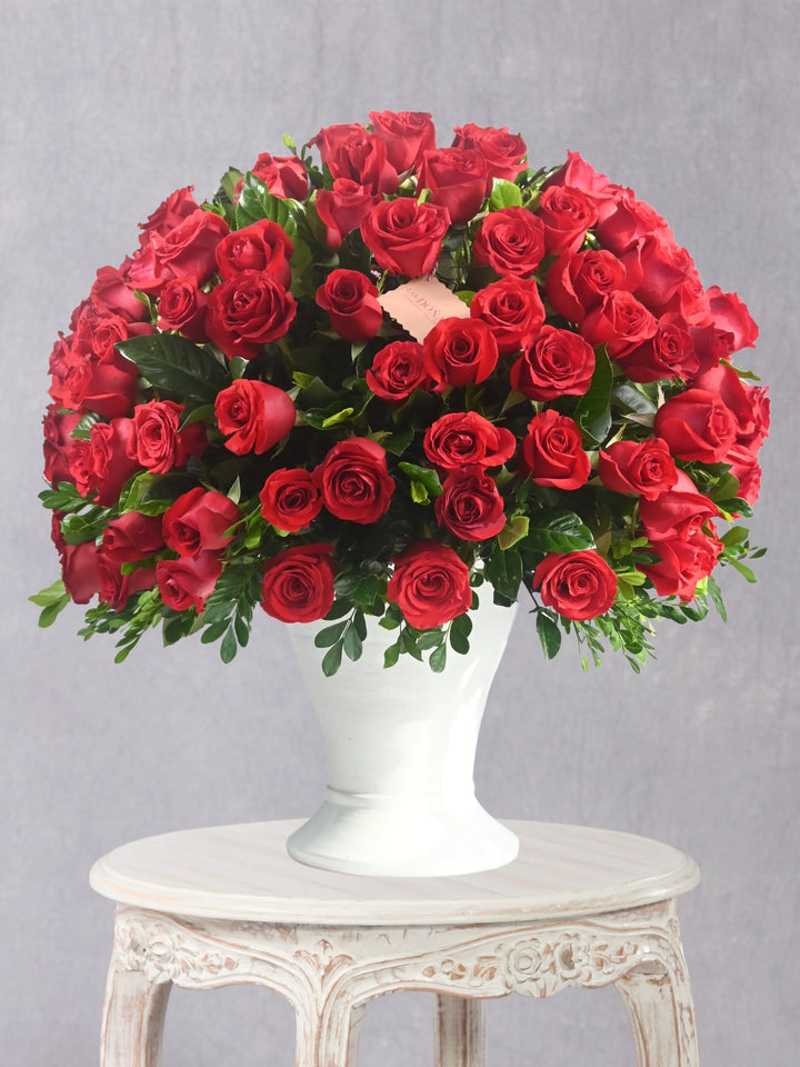 Copón De Rosas Premium arreglo floral con 100 rosas rojas
