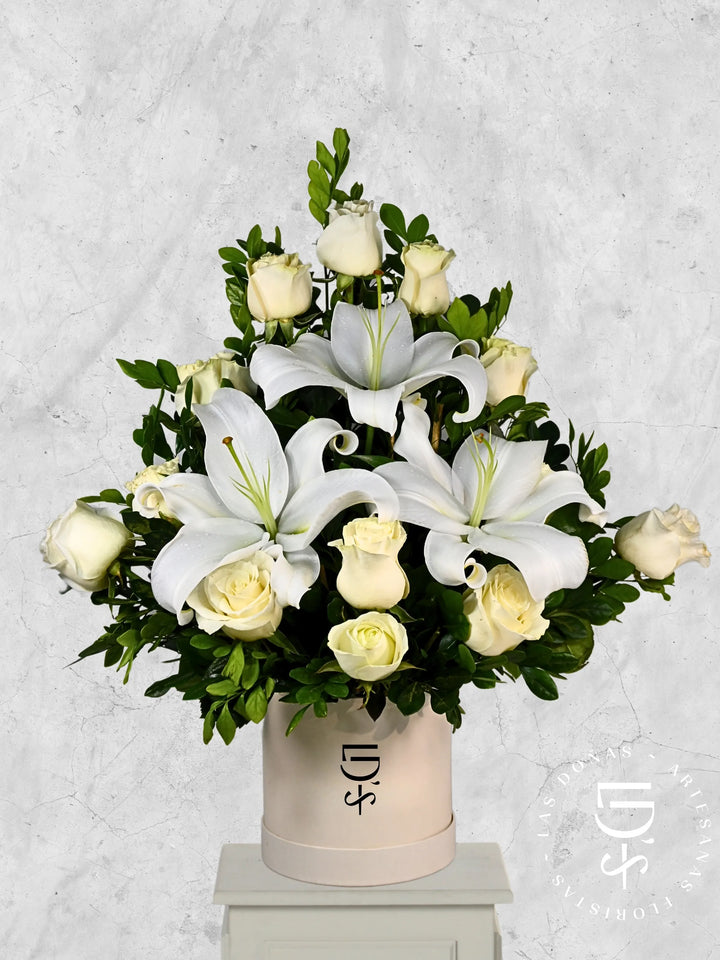 Arreglo Recuerdo con Rosas Blancas y Liliums arreglo de condolencias con 12 rosas blancas y liliums