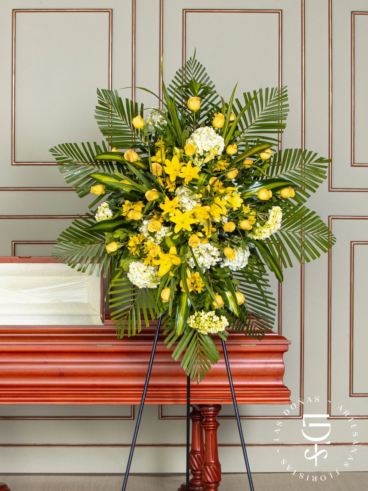 Corona de Hortensias con Rosas Amarillas y Liliums arreglo de condolencias con 36 rosas amarillas