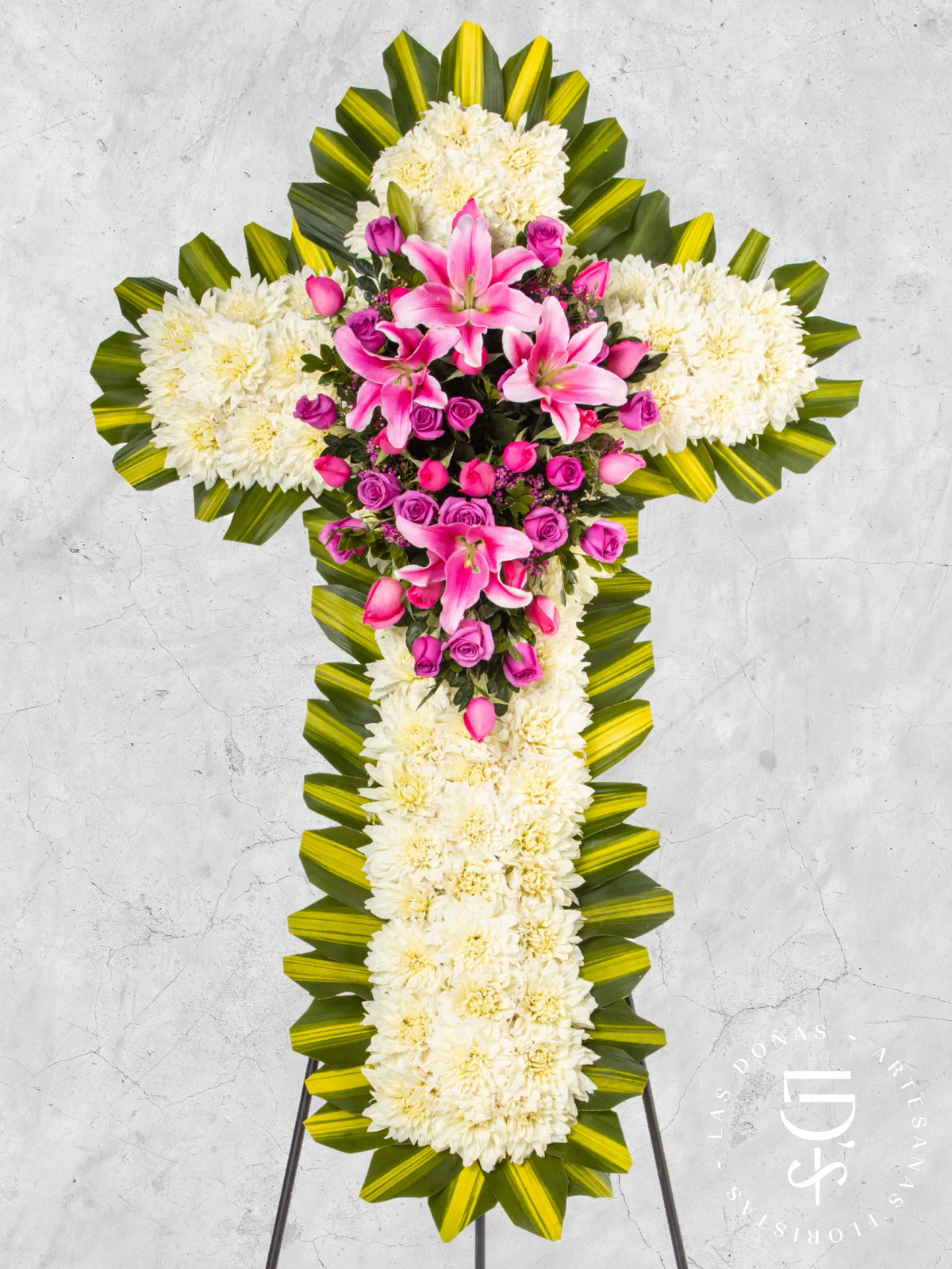 Cruz de Condolencias de Rosas Rosadas y Lilas con Corazón arreglo de condolencias con 30 rosas lilas y rosadas