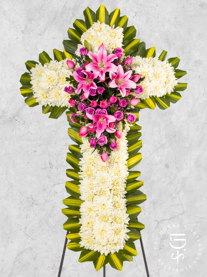 Cruz de Condolencias de Rosas Rosadas y Lilas con Corazón arreglo de condolencias con 30 rosas lilas y rosadas