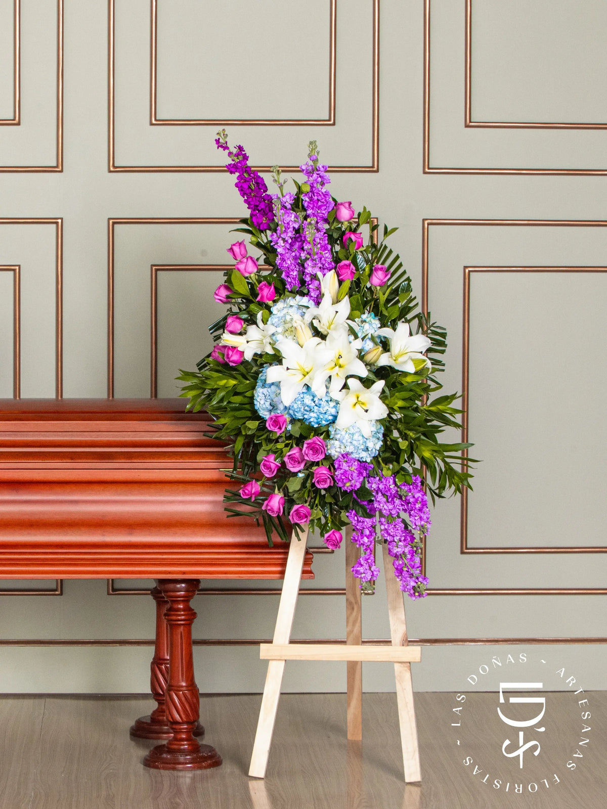 Lágrima de Condolencias de Hortensias y Rosas Lilas arreglo de condolencias con 24 rosas lilas