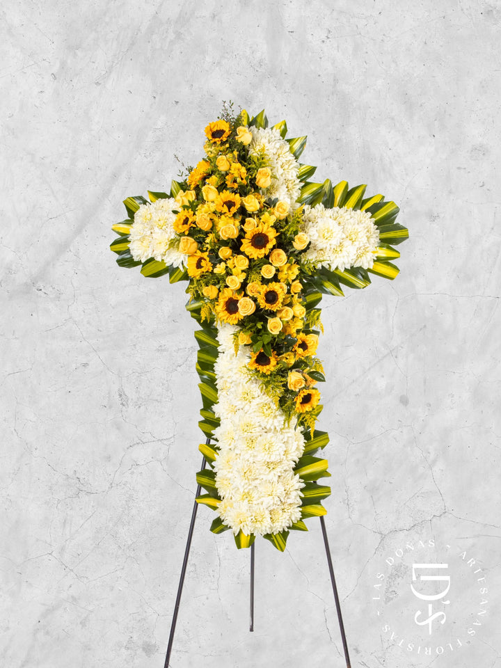 Cruz de Condolencias de Dalias y Girasoles arreglo de condolencias con 24 rosas amarillas + girasoles