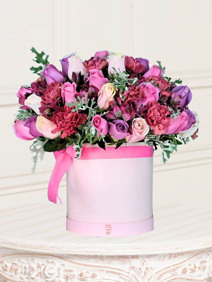 Doña Graciela Premium box floral con 48 rosas + clavelon
