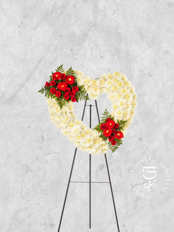 Corona de Corazón con Dalias, Rosas Rojas y Gerberas arreglo de condolencias con 24 rosas rojas