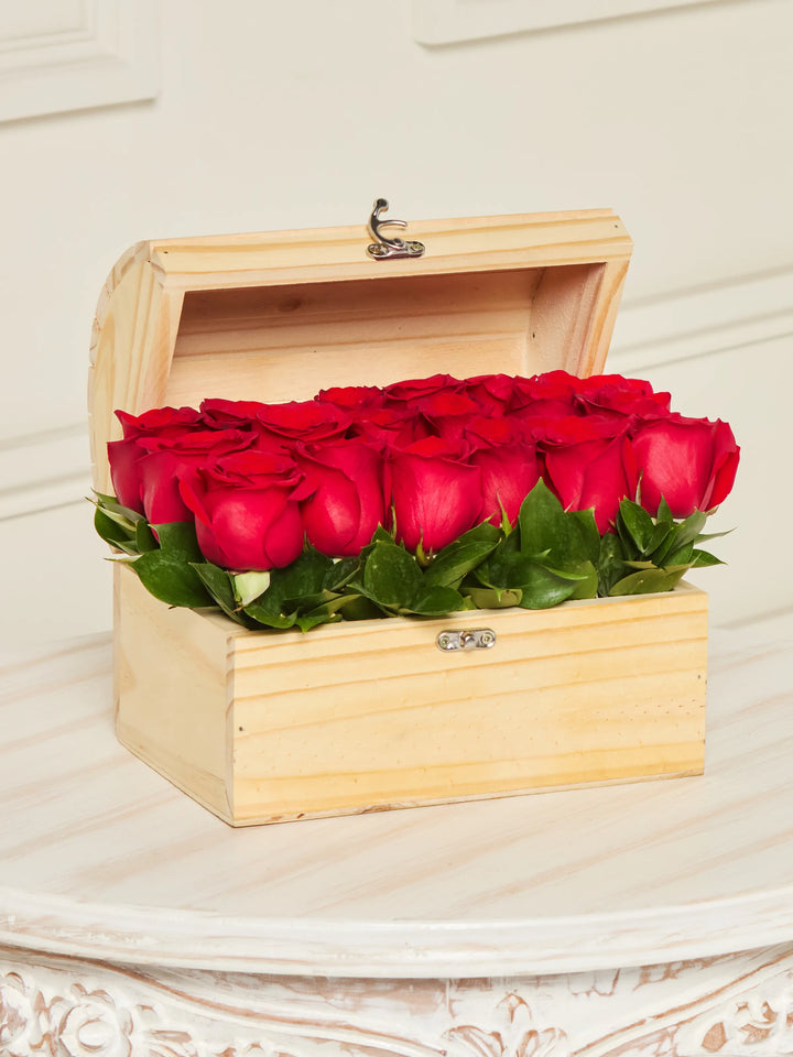 Tesoro de rosas arreglo floral con 18 rosas rojas
