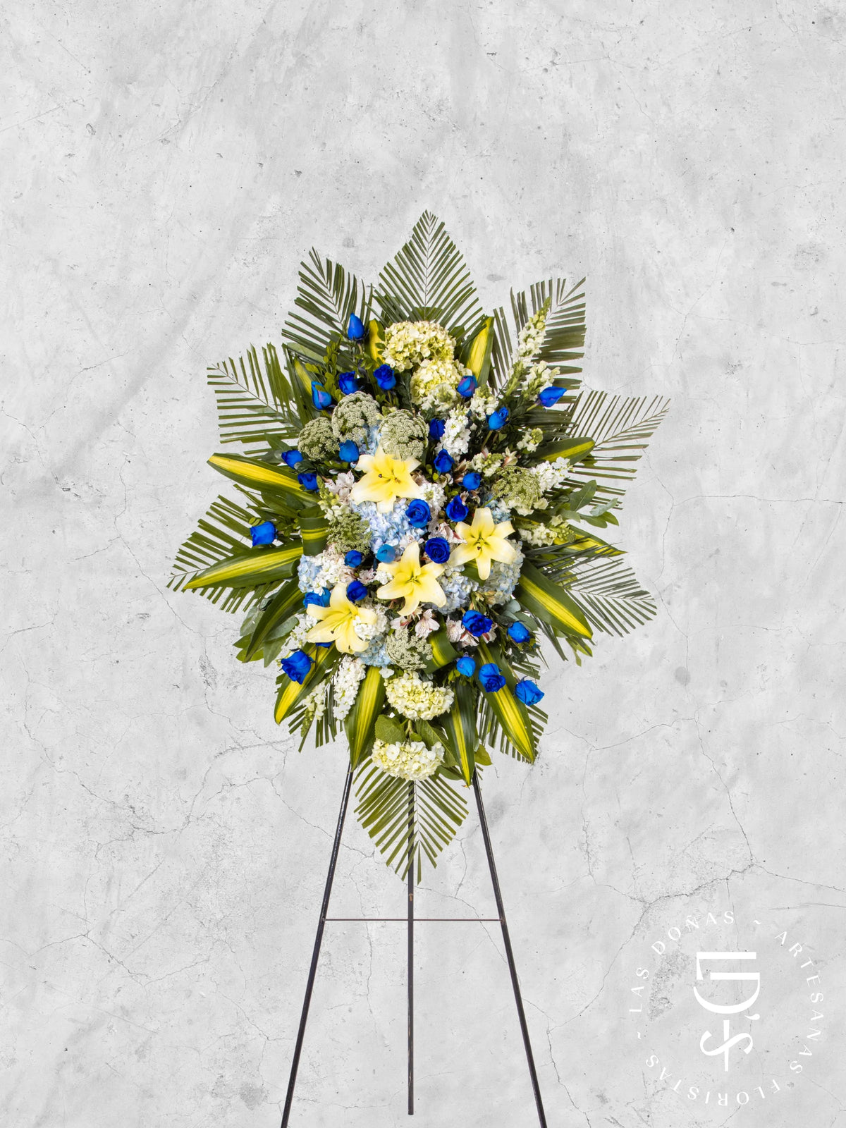 Corona Circular de Hortensia con Rosas Azules y Liliums arreglo de condolencias con 36 rosas azules