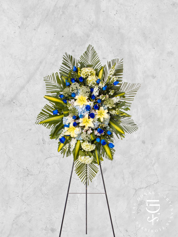 Corona Circular de Hortensia con Rosas Azules y Liliums arreglo de condolencias con 36 rosas azules