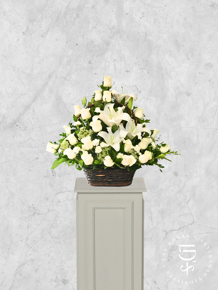 Condolencias de Rosas y Lilium arreglo de condolencias con 24 rosas blancas
