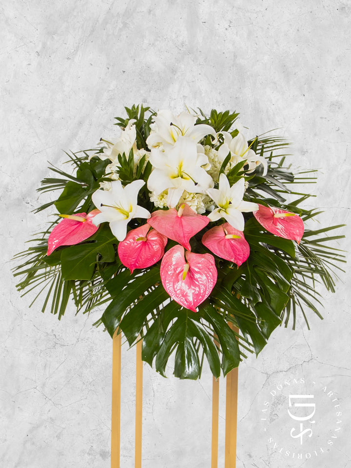 Manto de Condolencias con Liliums y Anturios arreglo de condolencias con Anturios rosados + Liliums
