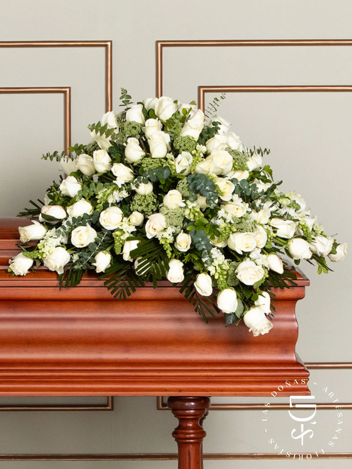 Manto de Condolencias con Rosas Blancas arreglo de condolencias con 48 rosas blancas