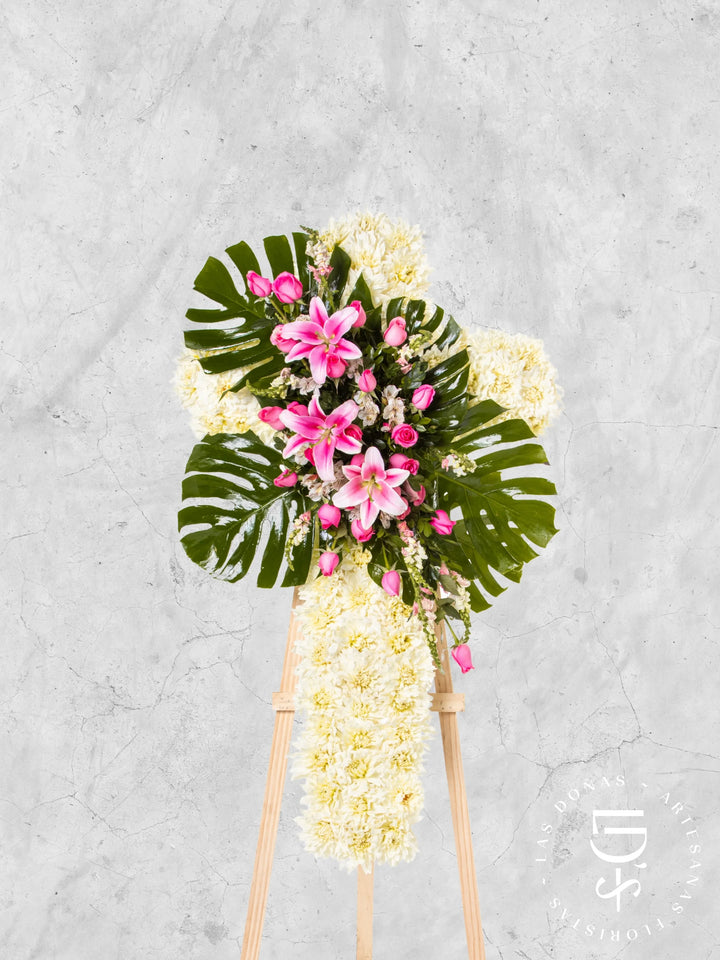 Cruz de Condolencias de Dalias y Lilium arreglo de condolencias con 24 rosas rosadas