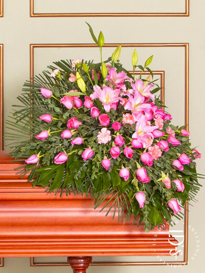 Manto de Condolencias con Rosas Rosadas y Liliums arreglo de condolencias con 48 rosas rosadas