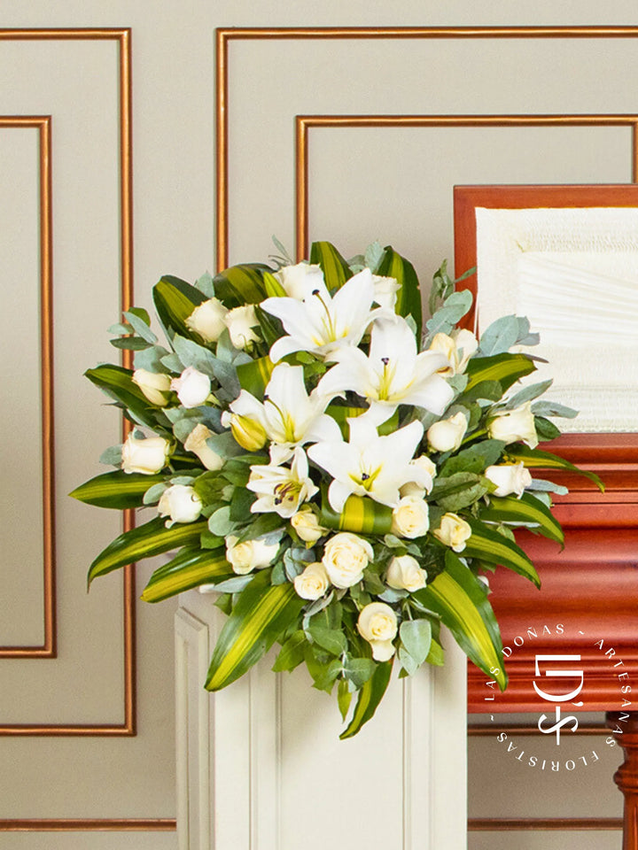 Lágrima de Piso con Rosas Blancas y Liliums arreglo de condolencias con 24 rosas blancas