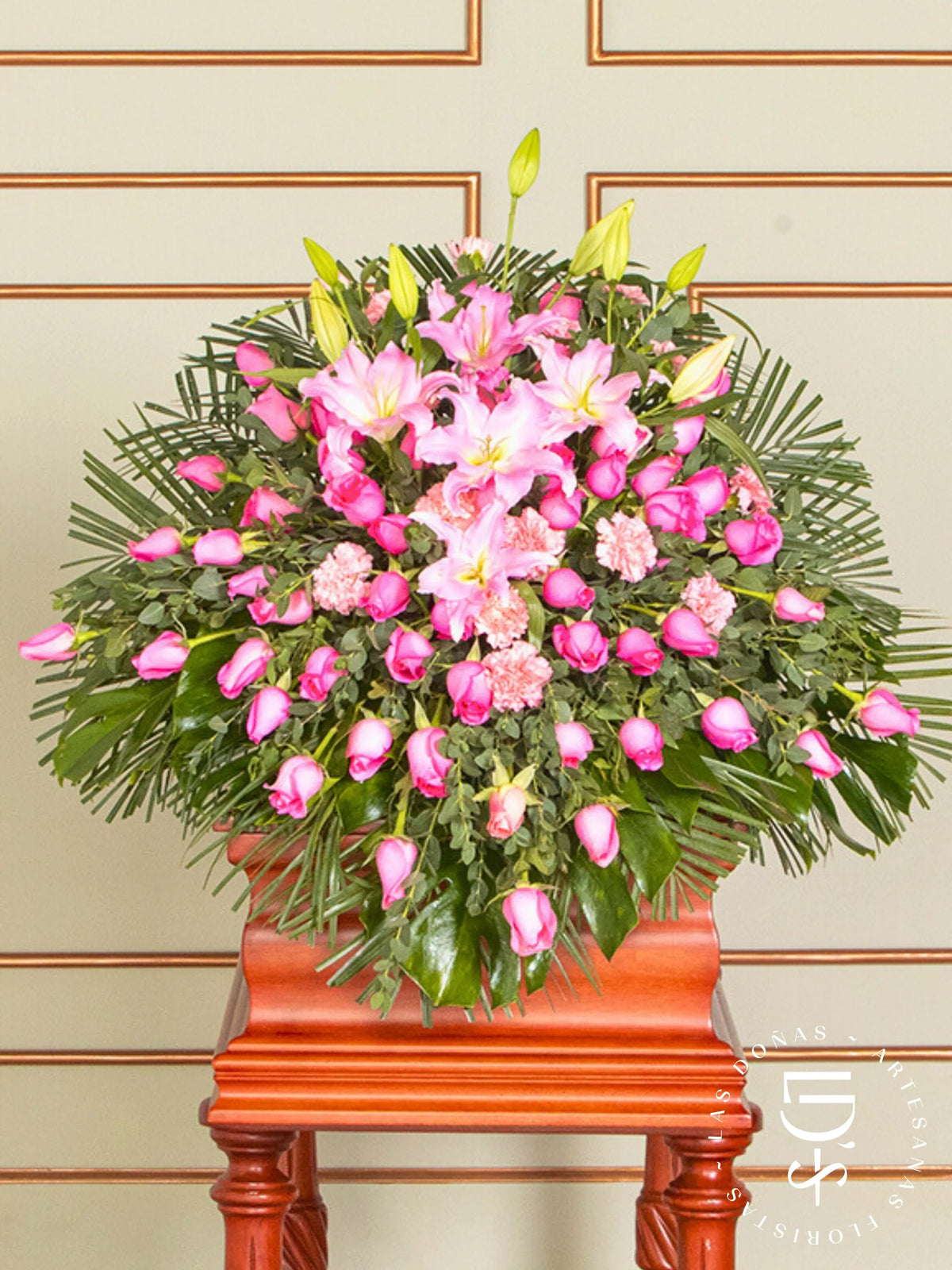 Manto de Condolencias con Rosas Rosadas y Liliums arreglo de condolencias con 48 rosas rosadas