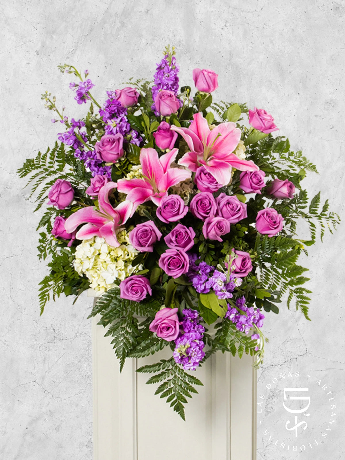 Lágrima de Piso con Rosas Lilas, Hortensia y Liliums arreglo de condolencias con 24 rosas lilas