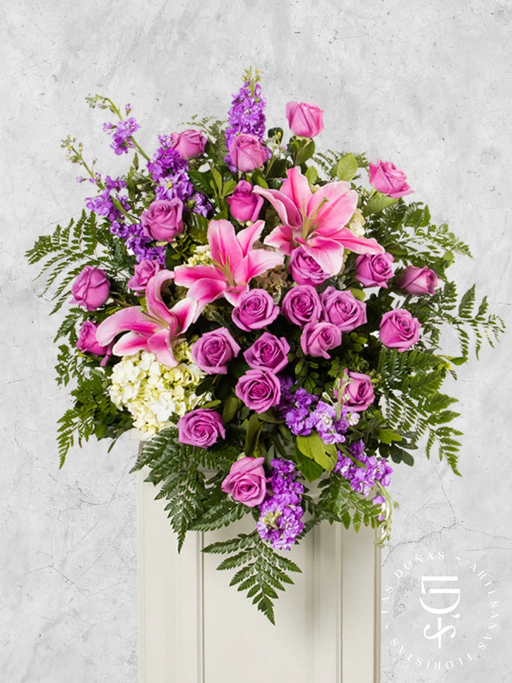 Lágrima de Piso con Rosas Lilas, Hortensia y Liliums arreglo de condolencias con 24 rosas lilas