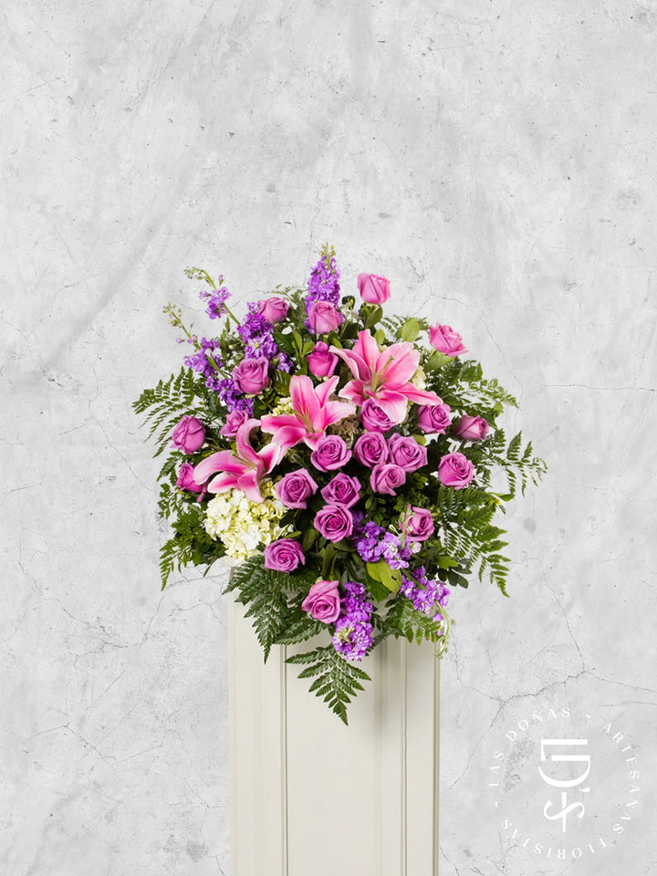 Lágrima de Piso con Rosas Lilas, Hortensia y Liliums arreglo de condolencias con 24 rosas lilas