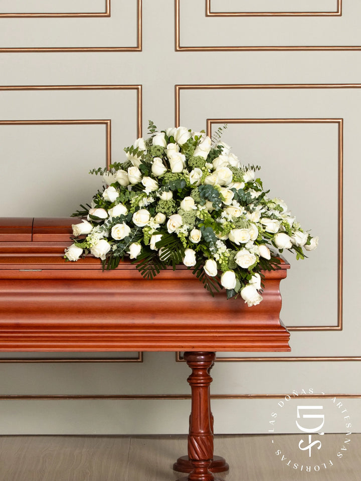 Manto de Condolencias con Rosas Blancas arreglo de condolencias con 48 rosas blancas