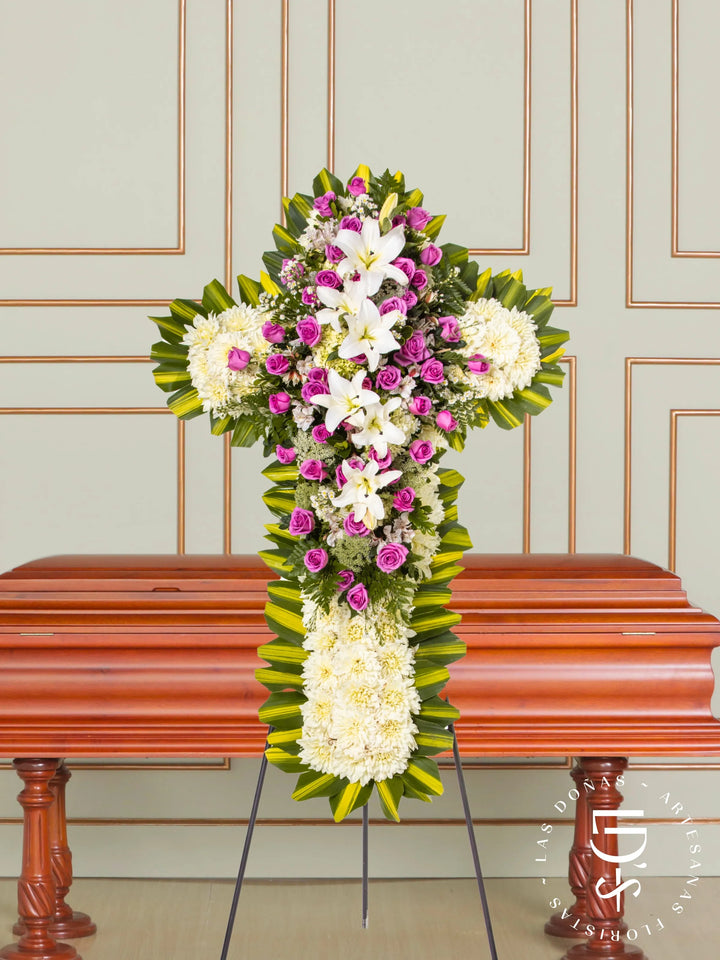 Cruz de Condolencias de Rosas Lilas y Lirios arreglo de condolencias con 50 rosas lilas