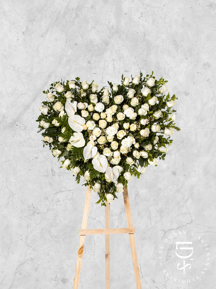 Corona de Corazón con Rosas Blancas y Anturios arreglo de condolencias con 100 rosas blancas