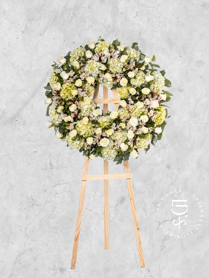 Corona Circular de Hortensias con Rosas Blancas arreglo de condolencias con 48 rosas blancas