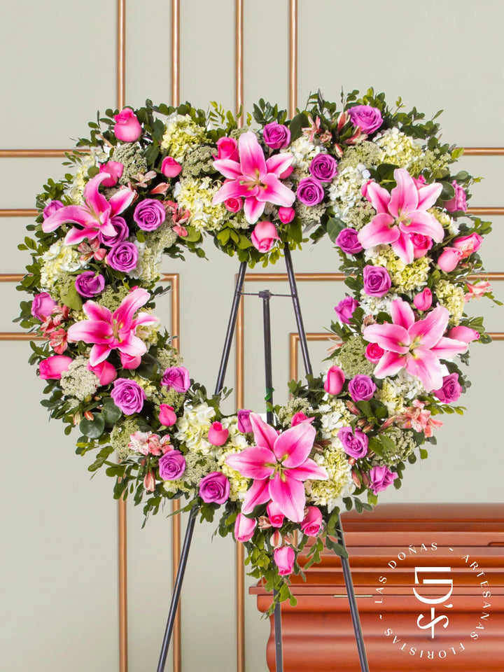 Corona de Corazón con Hortensias, Rosas Lilas y Rosas Rosadas arreglo de condolencias con 48 rosas lilas y rosadas