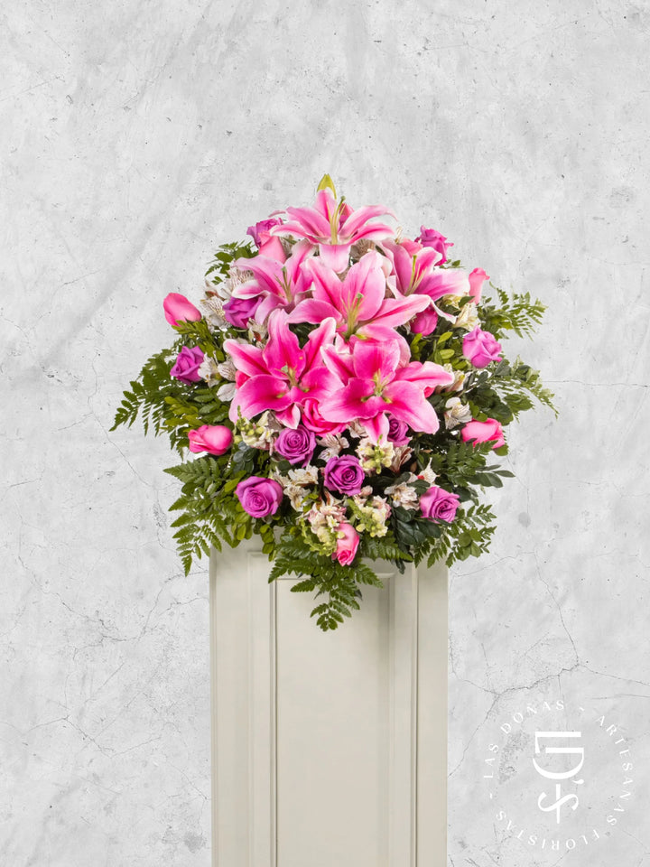 Lágrima de Piso con Rosas Rosadas, Lilas y Astromelia arreglo de condolencias con 24 rosas lilas y rosadas