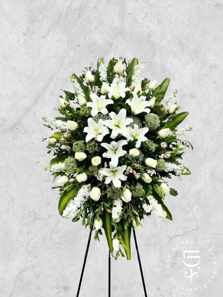 CORONA DE ROSAS, LILIUM Y ALHELI arreglo de condolencias con 24 rosas blancas