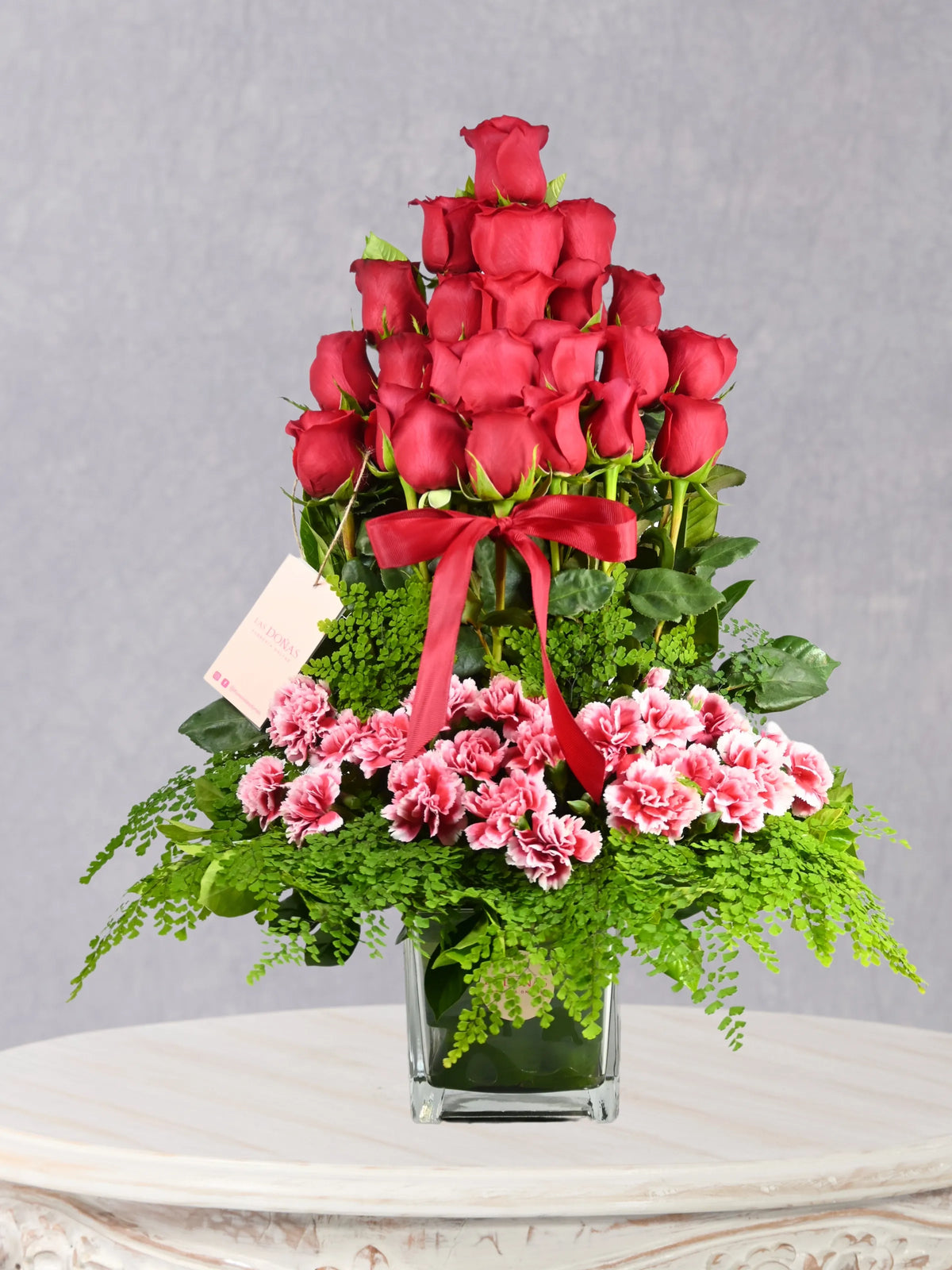 Cubo De 24 Rosas Y Claveles arreglo floral con 24 rosas rojas