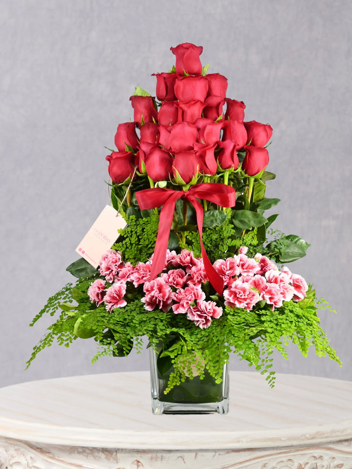 Cubo De 24 Rosas Y Claveles arreglo floral con 24 rosas rojas