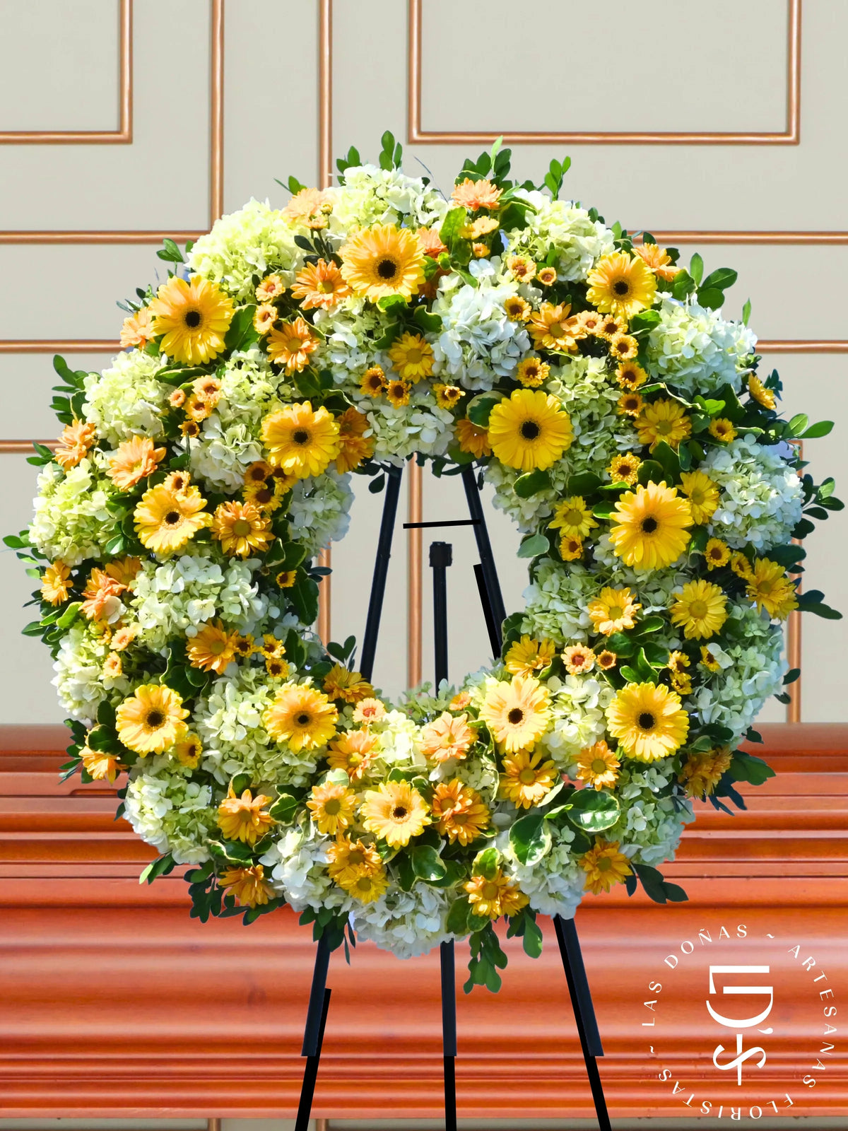 Corona de Condolencias Luz Eterna arreglo de condolencias con 12 gerberas amarillas + margaritas