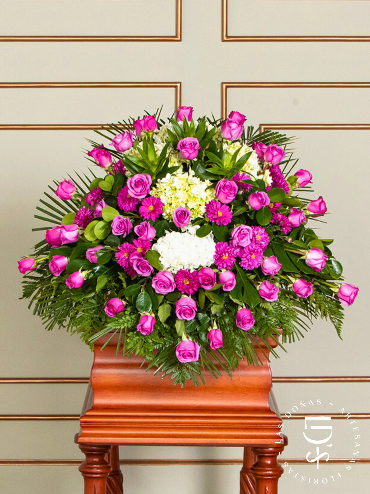 Manto de Condolencias con Rosas Lilas y Hortensias arreglo de condolencias con 48 rosas lilas