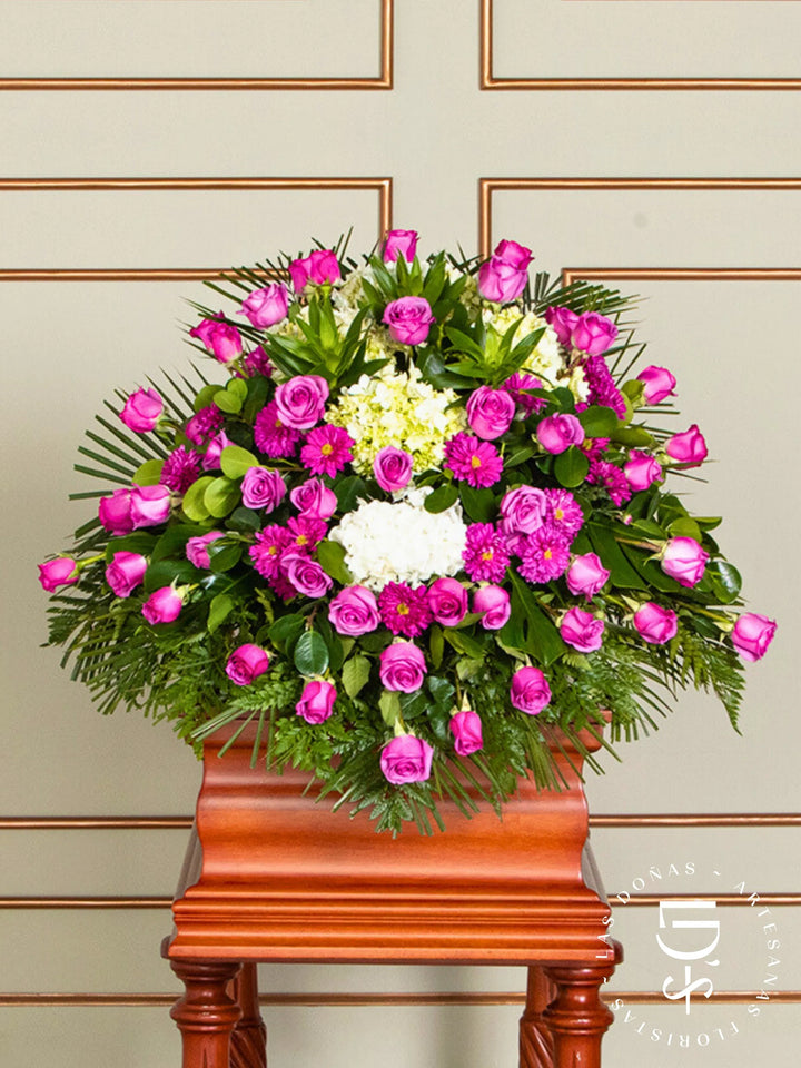 Manto de Condolencias con Rosas Lilas y Hortensias arreglo de condolencias con 48 rosas lilas