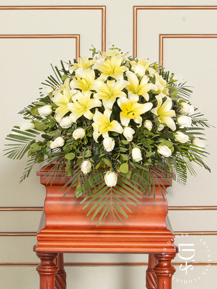 Manto de Condolencias con Rosas Blancas y Liliums arreglo de condolencias con 24 rosas blancas + liliums