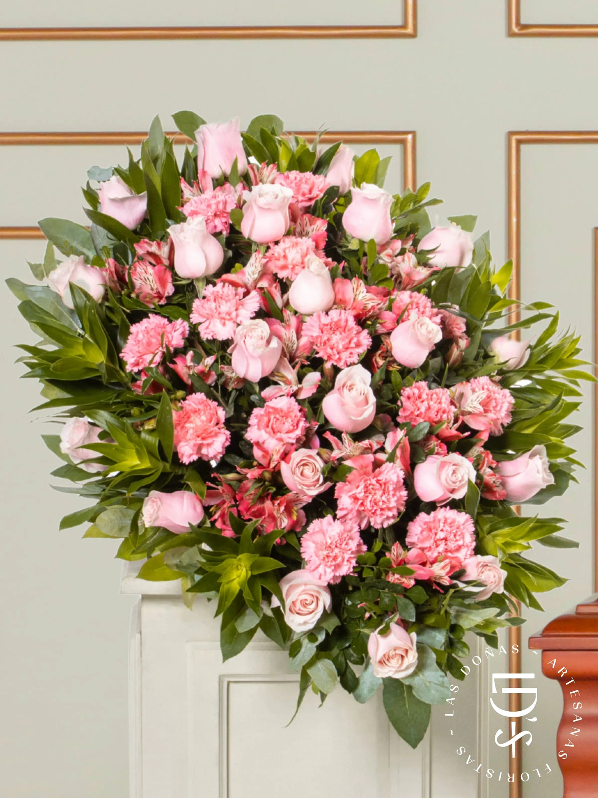 Lágrima de Piso con Rosas Rosadas, Clavelon y Astromelia arreglo de condolencias con 24 rosas rosadas + clavelon
