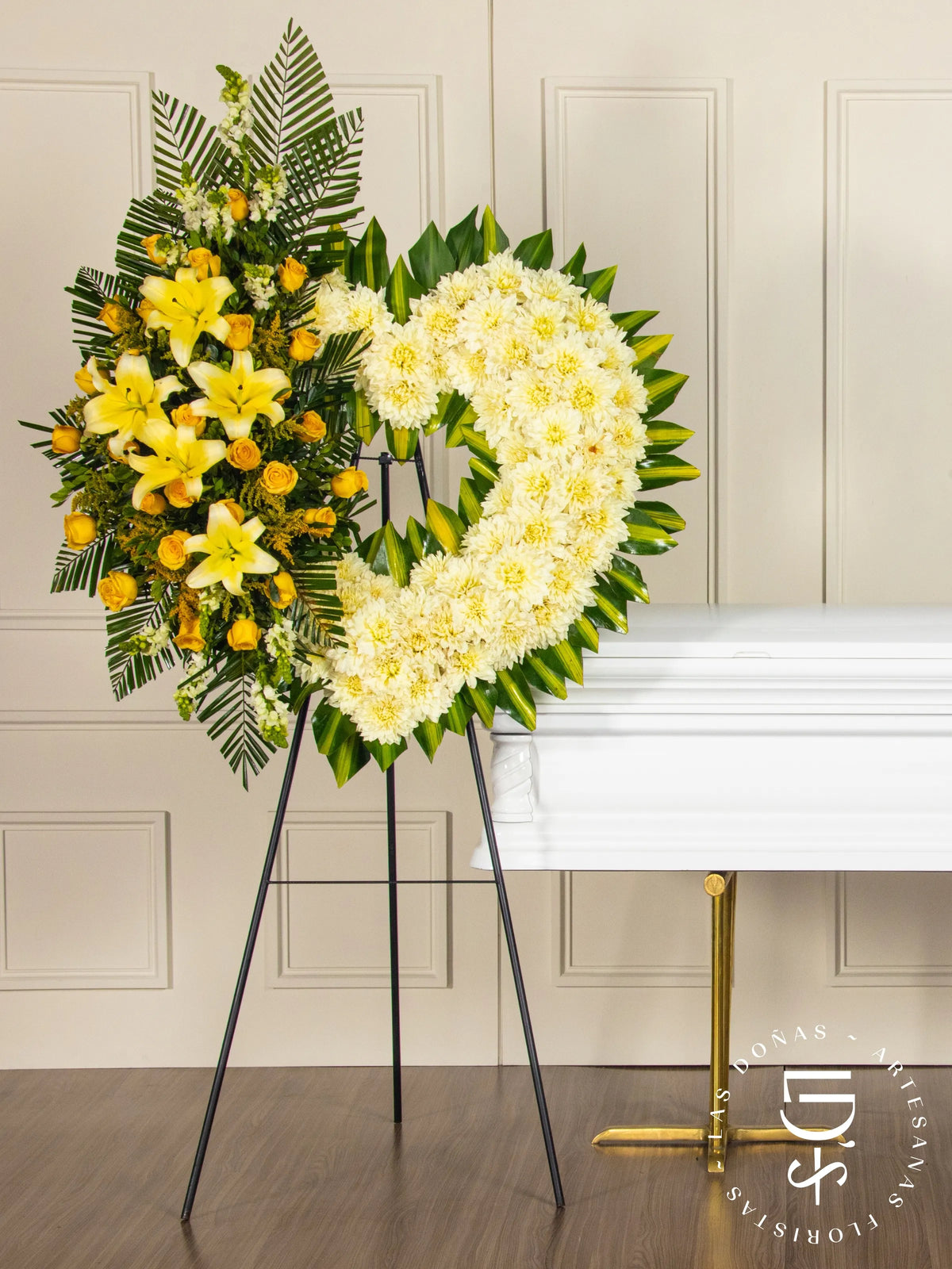 Corona de Corazón con Dalias, Rosas Amarillas y Liliums arreglo de condolencias con 24 rosas amarillas