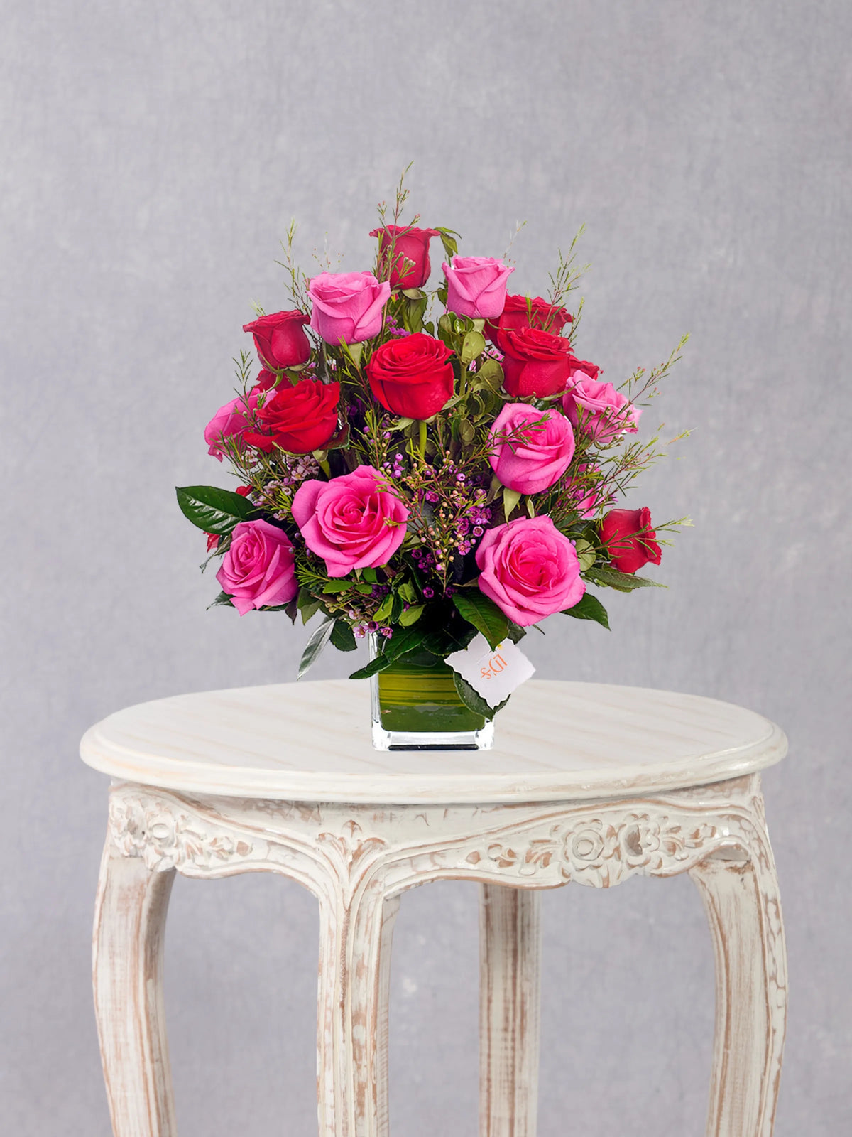 Amor Perfecto arreglo floral con 24 rosas rojas y fucsias