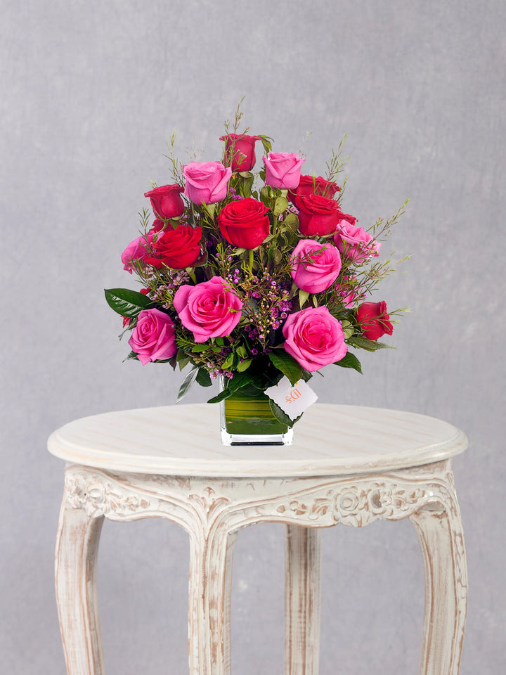 Amor Perfecto arreglo floral con 24 rosas rojas y fucsias