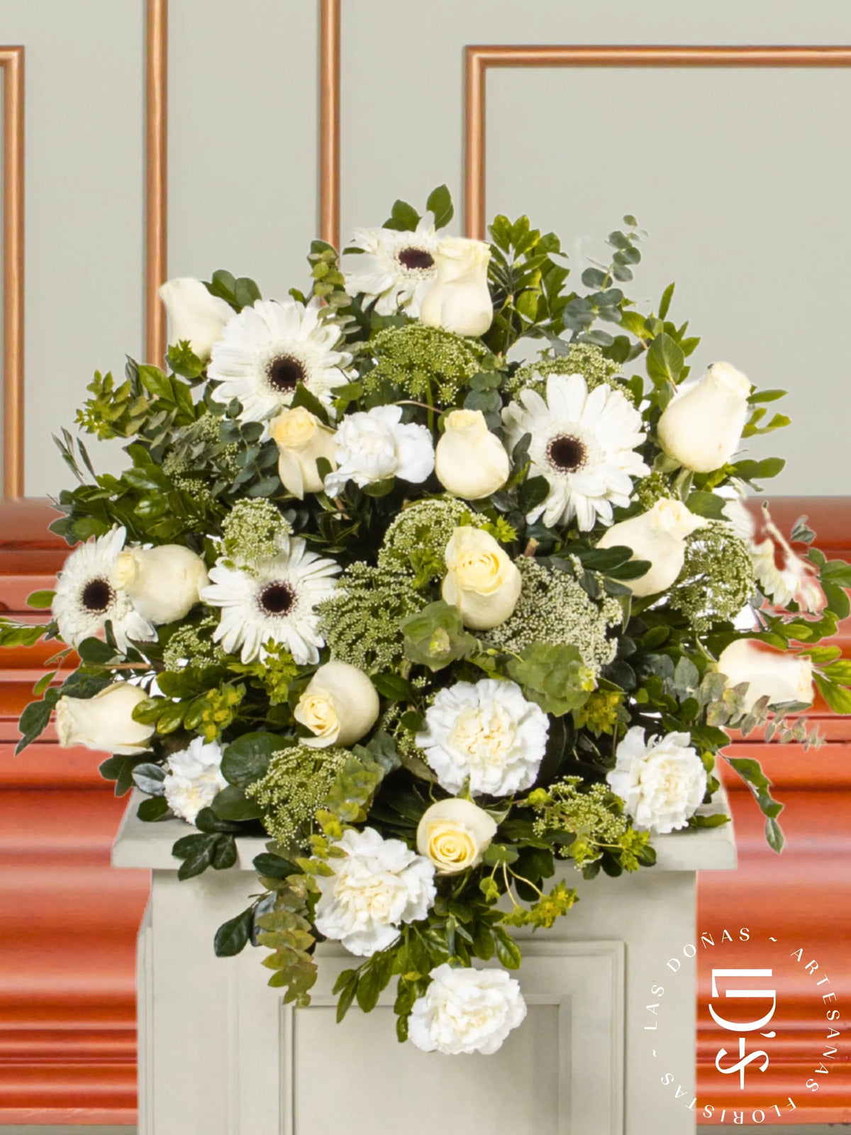 Lágrima de Piso con Rosas Blancas, Gerberas y Claveles arreglo de condolencias con 12 rosas blancas + gerberas