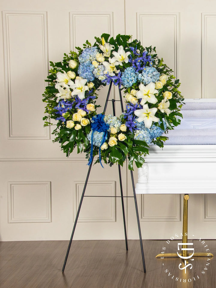 Corona Circular de Hortensias con Rosas Blancas, Iris y Liliums arreglo de condolencias con 24 rosas blancas