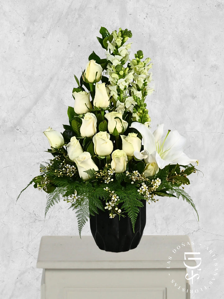 Jarrón Negro con Rosas Blancas y Liliums arreglo de condolencias con 12 orsas blancas