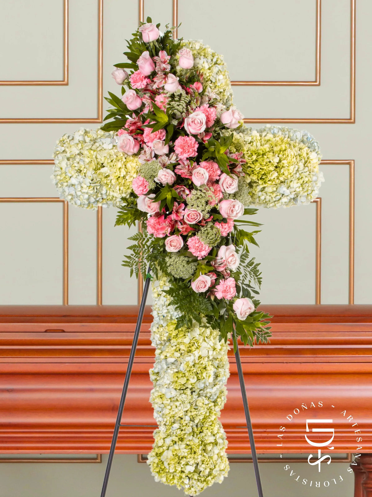 Cruz de Condolencias de Hortensias y Rosas Rosadas arreglo de condolencias con 24 rosas rosadas