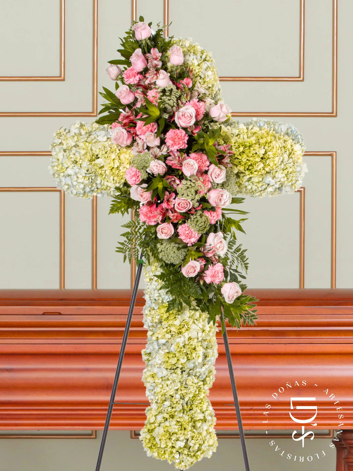 Cruz de Condolencias de Hortensias y Rosas Rosadas arreglo de condolencias con 24 rosas rosadas