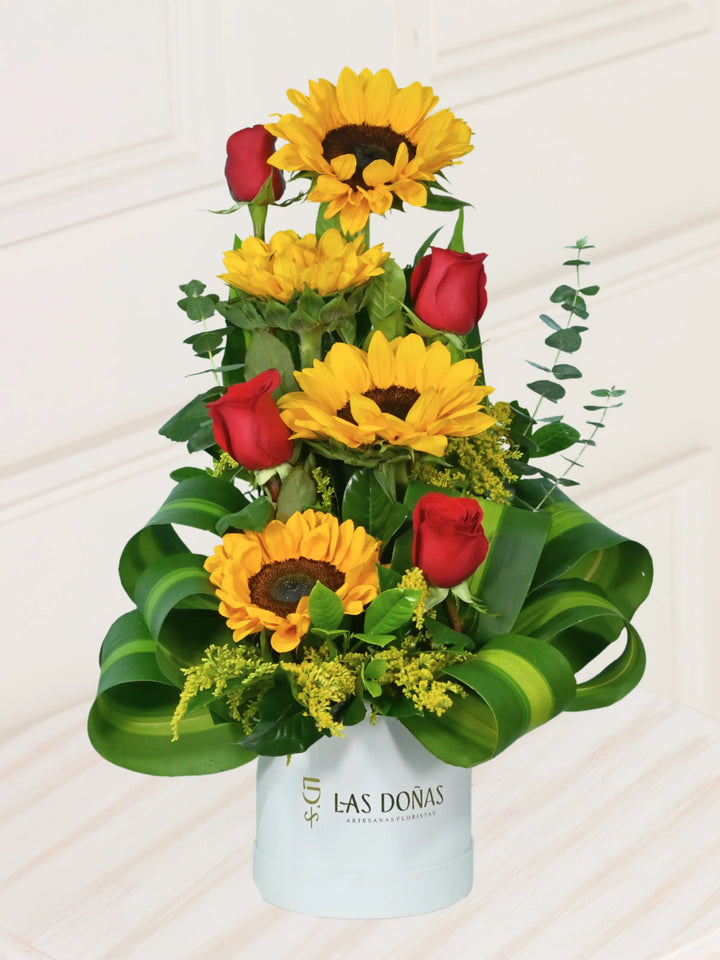 Radiante Pasion arreglo floral con 4 rosas + 4 girasoles