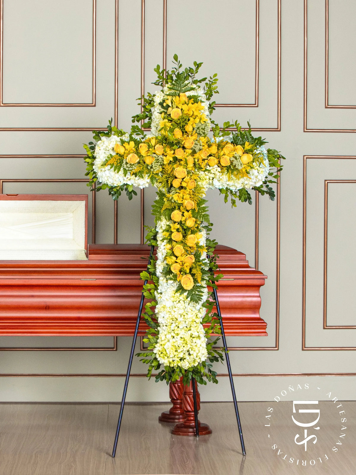 Cruz de Condolencias de Hortensias y Rosas Amarillas arreglo de condolencias con 36 rosas amarillas